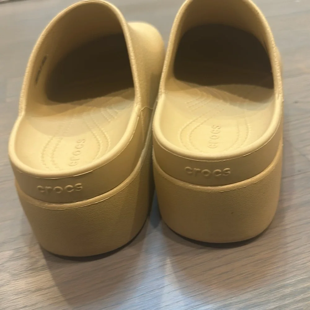 CROCS Dylan Platform Clog in Wheat color. Size 9 - Picture 8 of 11